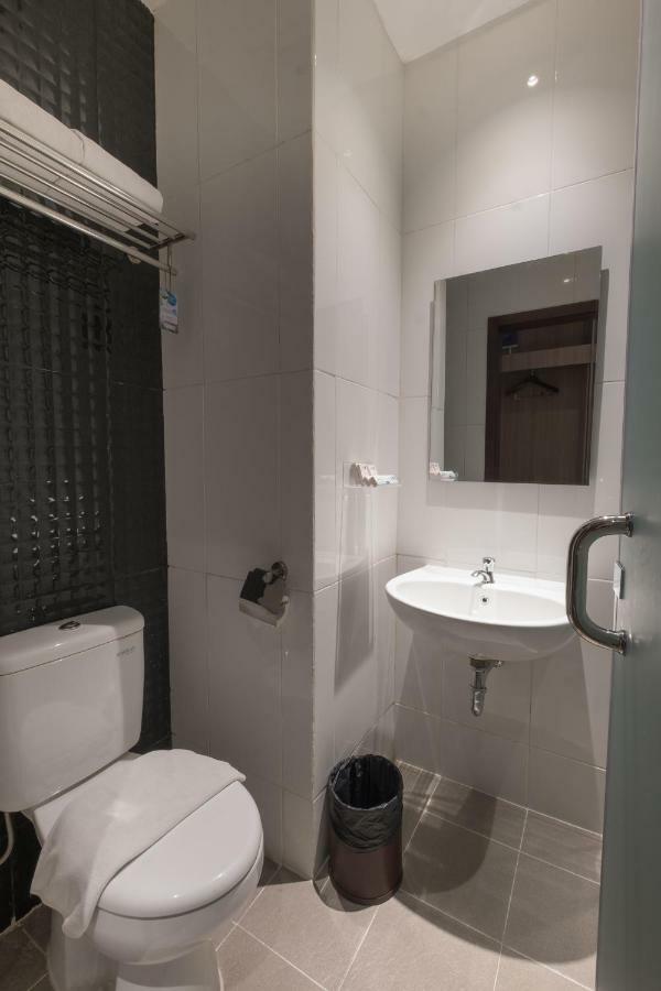 Hotel 88 Itc Fatmawati Jakarta By Wh Ngoại thất bức ảnh